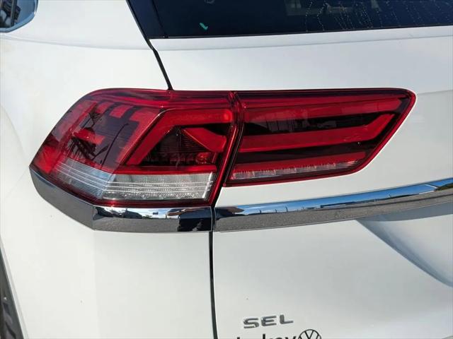 2022 Volkswagen Atlas Cross Sport 2.0T SEL R-Line