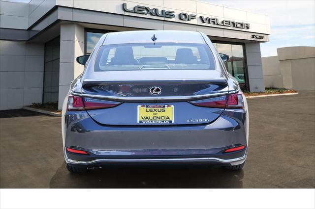 2025 Lexus ES 300h Unknown