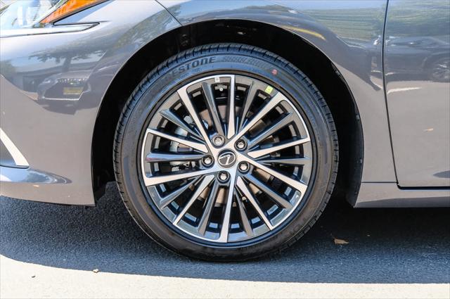2025 Lexus ES 300h Unknown
