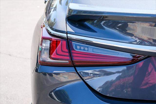 2025 Lexus ES 300h Unknown