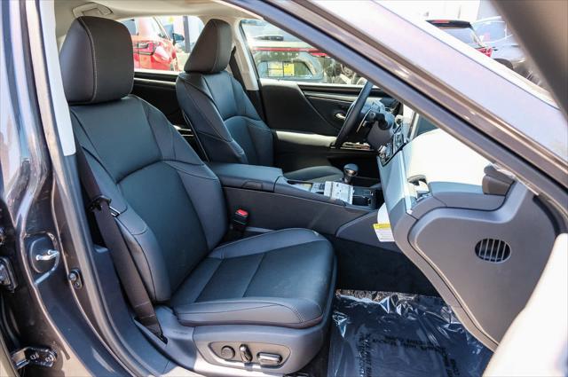 2025 Lexus ES 300h Unknown