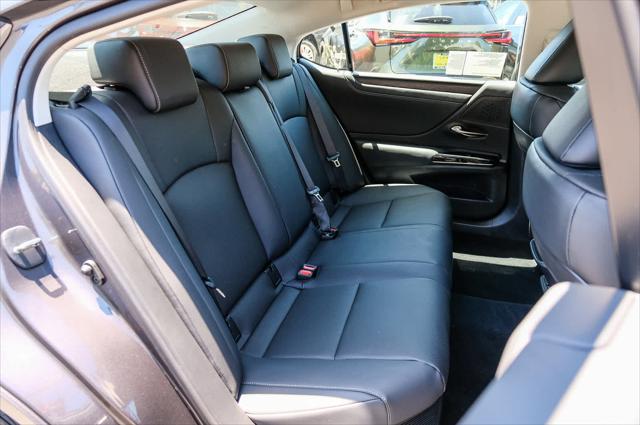 2025 Lexus ES 300h Unknown