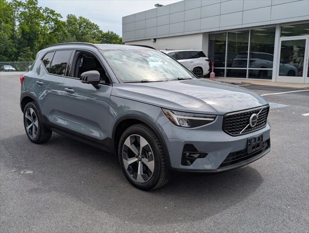 2023 Volvo XC40 B5 Ultimate Dark Theme