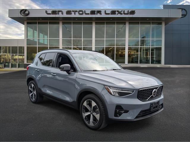 2023 Volvo XC40 B5 Ultimate Dark Theme