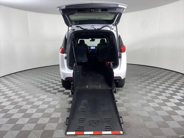 2025 Chrysler Voyager LX