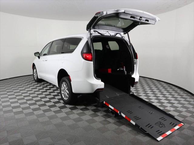 2025 Chrysler Voyager LX