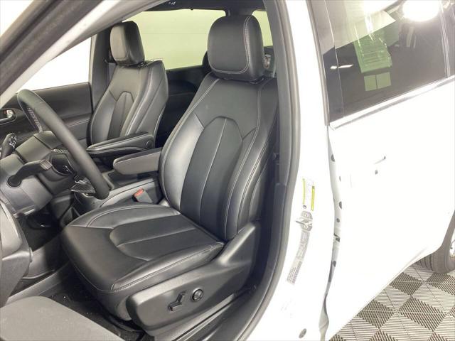 2025 Chrysler Voyager LX