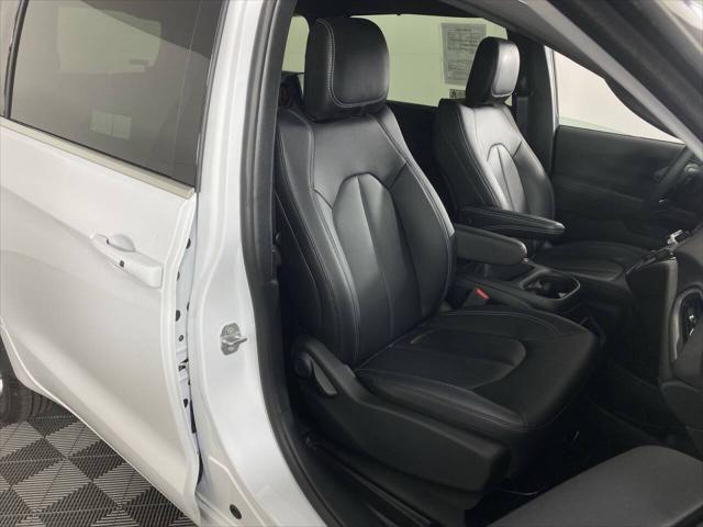 2025 Chrysler Voyager LX