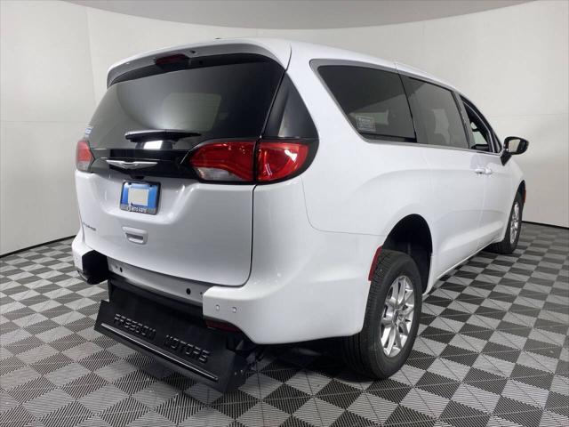 2025 Chrysler Voyager LX