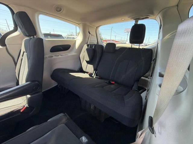 2022 Chrysler Voyager LX