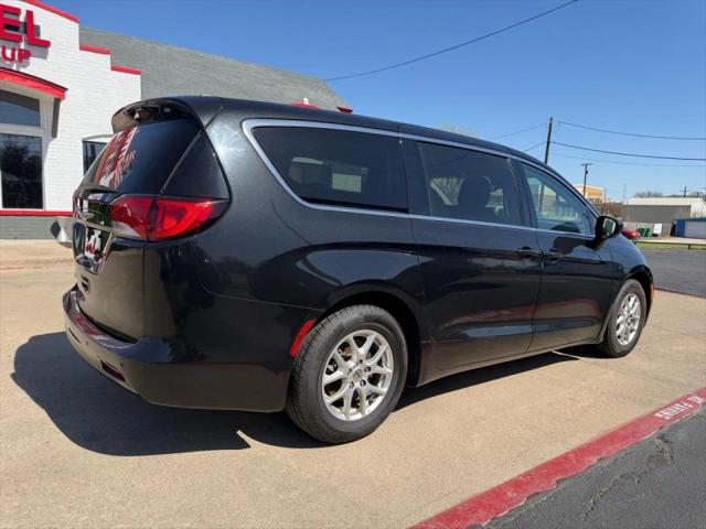 2022 Chrysler Voyager LX
