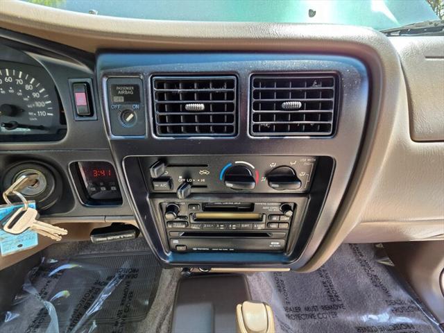 1999 Toyota Tacoma 4X4 / V6 3.4 L / TOP SHAPE / NEW TIRES + LIFT