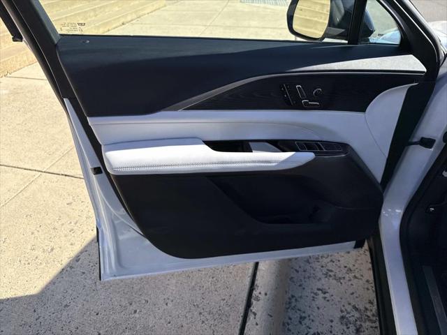 2025 Cadillac iQ Luxury w/1SC