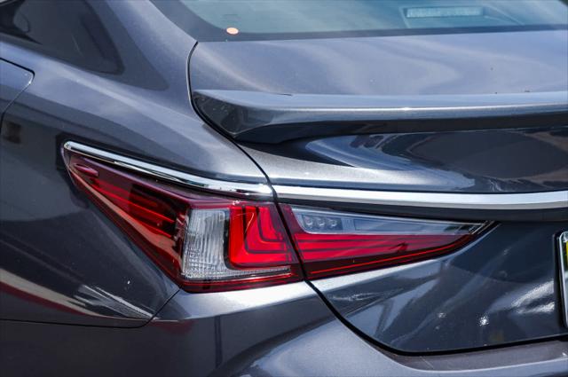 2025 Lexus ES 300h Luxury