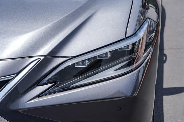 2025 Lexus ES 300h Luxury