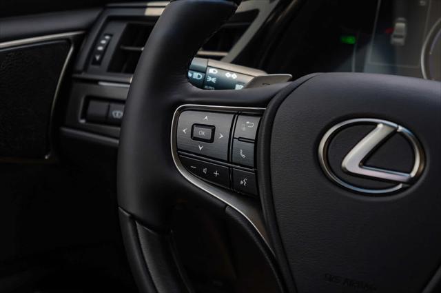 2025 Lexus ES 300h Luxury