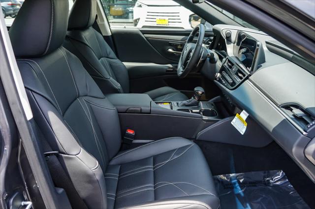 2025 Lexus ES 300h Luxury
