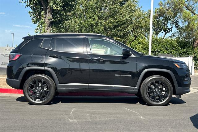 2025 Jeep Compass COMPASS LATITUDE 4X4