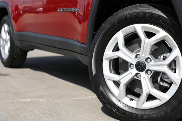 2025 Jeep Compass COMPASS LATITUDE 4X4