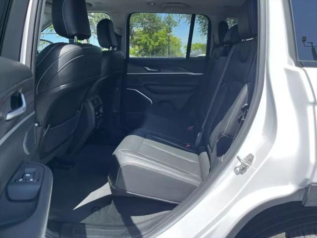 2023 Jeep Grand Cherokee Base