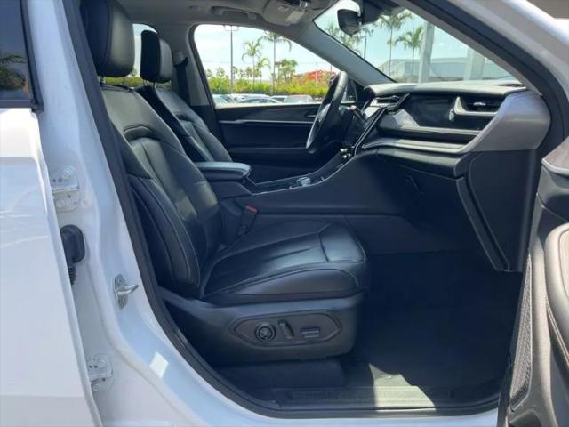 2023 Jeep Grand Cherokee Base