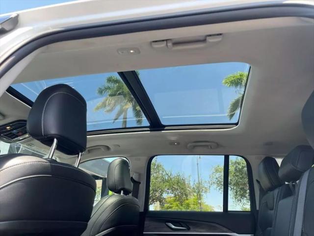2023 Jeep Grand Cherokee Base