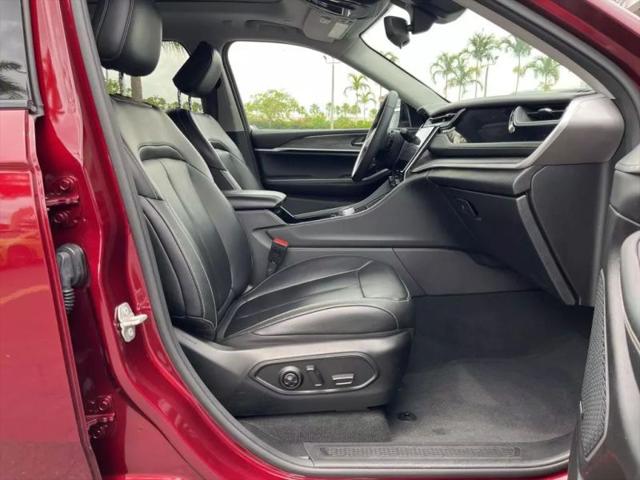 2023 Jeep Grand Cherokee Base