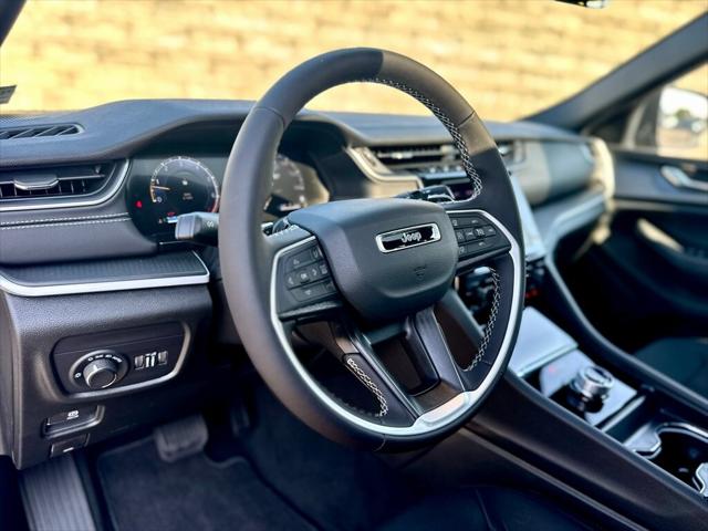 2025 Jeep Grand Cherokee GRAND CHEROKEE LAREDO X 4X4