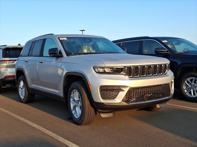 2025 Jeep Grand Cherokee GRAND CHEROKEE LAREDO X 4X4