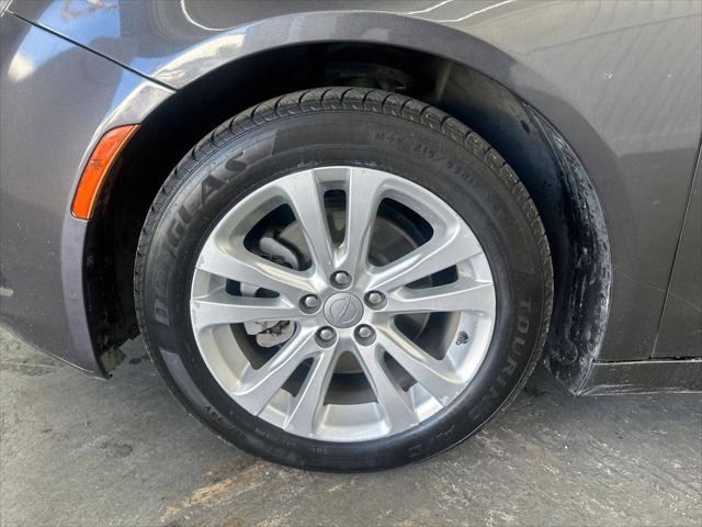 2016 Chrysler 200 Touring