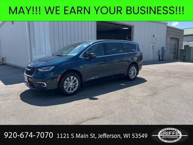 2025 Chrysler Pacifica Select for sale in Jefferson, WI