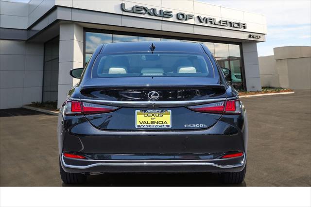 2025 Lexus ES 300h Unknown