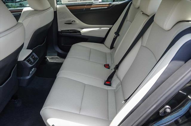 2025 Lexus ES 300h Unknown