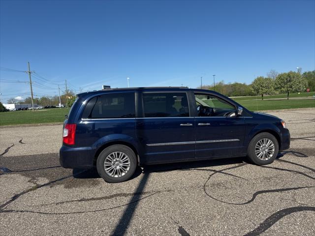 Used 2015 Chrysler Town & Country For Sale in Waterford Twp, MI