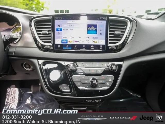 2025 Chrysler Voyager LX