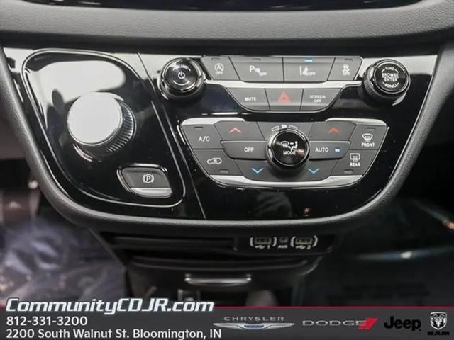 2025 Chrysler Voyager LX