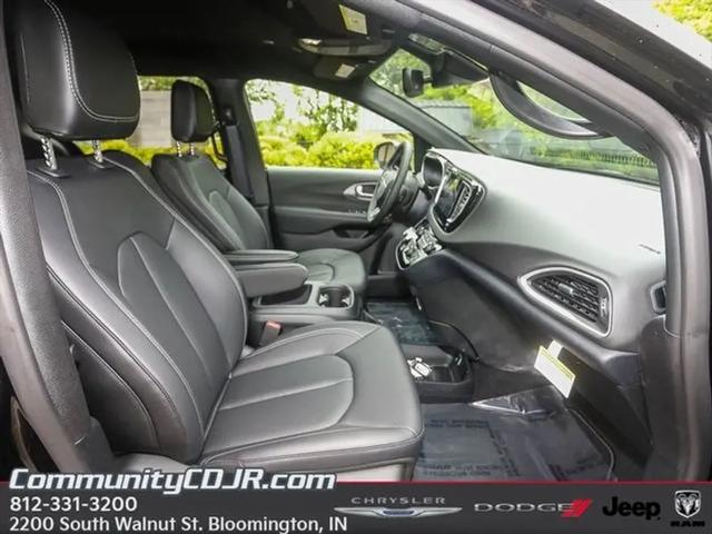 2025 Chrysler Voyager LX