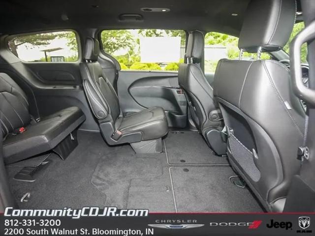 2025 Chrysler Voyager LX