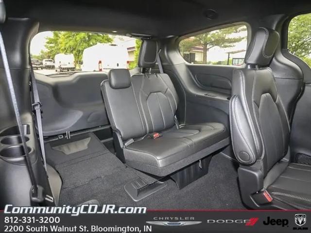 2025 Chrysler Voyager LX