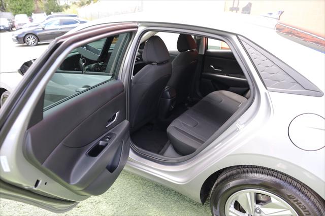 2025 Hyundai Elantra SE