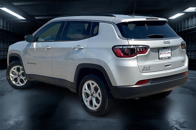 2025 Jeep Compass COMPASS LATITUDE 4X4