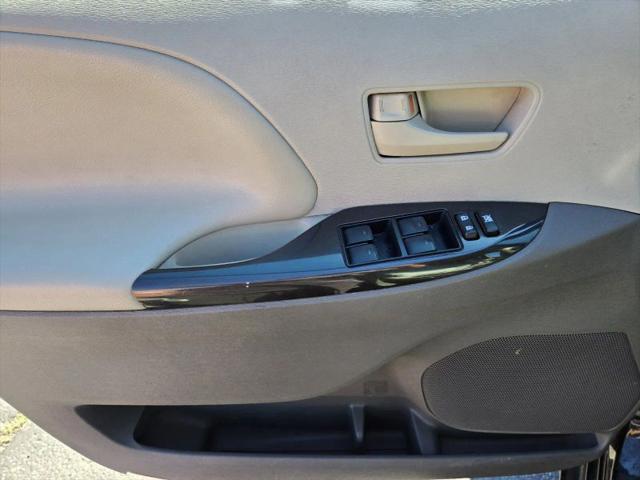 2012 Toyota Sienna LE 8 Passenger