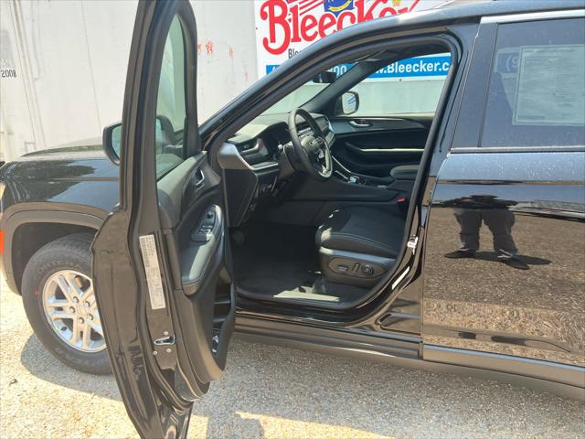 2025 Jeep Grand Cherokee Laredo 4x2