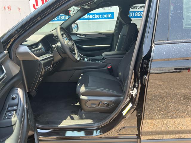 2025 Jeep Grand Cherokee Laredo 4x2