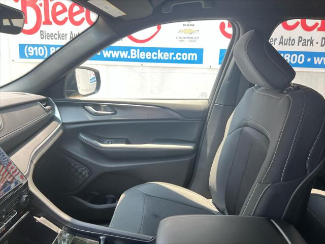 2025 Jeep Grand Cherokee Laredo 4x2