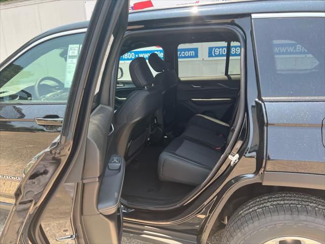 2025 Jeep Grand Cherokee Laredo 4x2