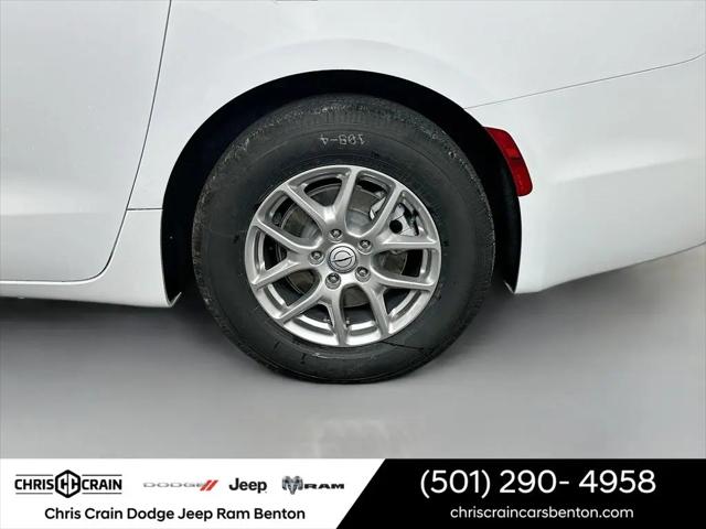 2025 Chrysler Pacifica Select