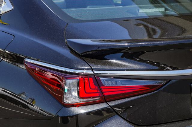 2025 Lexus ES 300h Luxury
