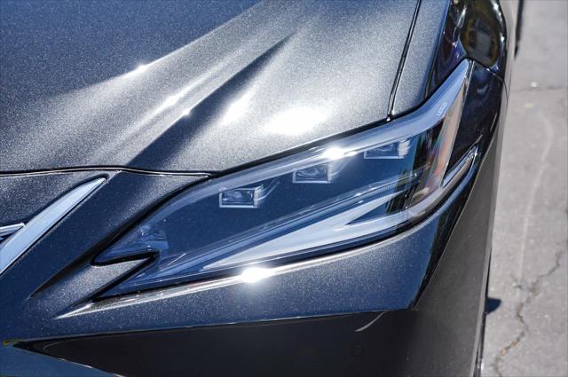 2025 Lexus ES 300h Luxury