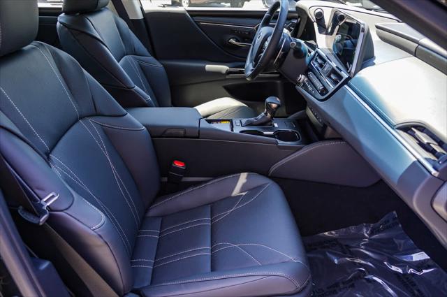 2025 Lexus ES 300h Luxury